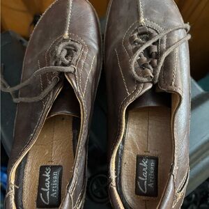 Clarks Brown Boots with Vintage Style and Casual Lace-Up Design